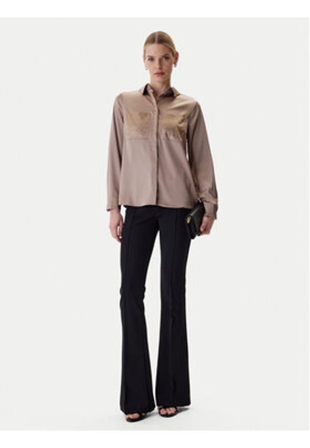 Guess Koszula W5RH40 WFQC2 Brązowy Regular Fit. Kolor: brązowy. Materiał: syntetyk