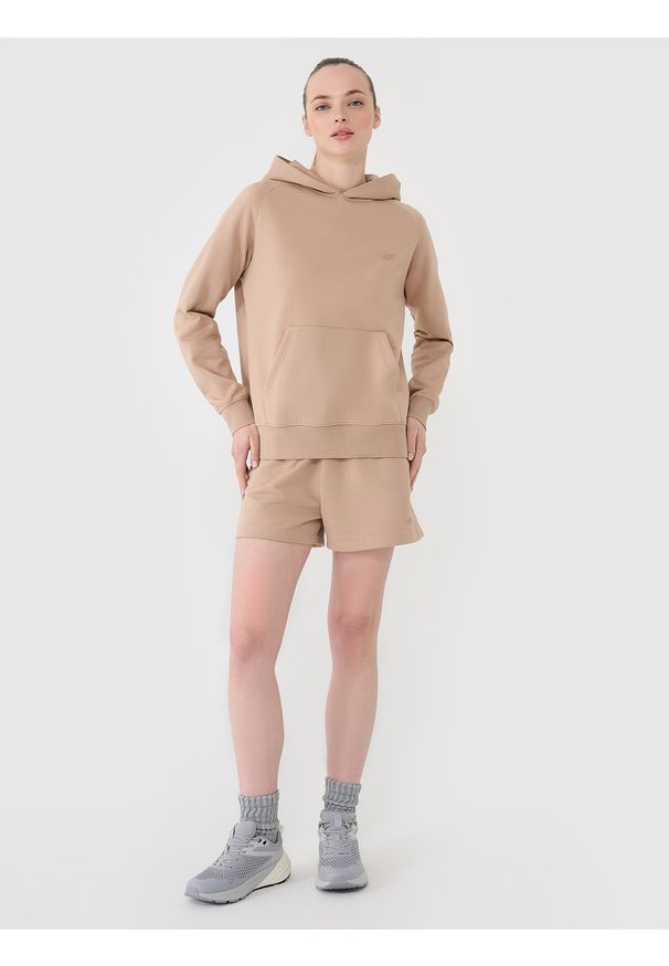 4f - 4F Bluza dresowa nierozpinana z kapturem damska - beżowa XS. Okazja: na co dzień. Typ kołnierza: kaptur. Kolor: beżowy. Materiał: dresówka. Długość rękawa: raglanowy rękaw. Wzór: gładki, ze splotem. Styl: sportowy, casual