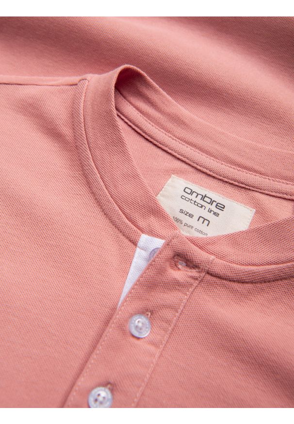 Ombre Clothing - Męska koszulka polo bez kołnierzyka - różowa V7. Typ kołnierza: polo, bez kołnierzyka. Kolor: różowy. Materiał: bawełna. Długość: długie