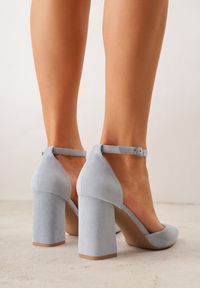 Renee - Niebieskie Czółenka z Imitacji Zamszu na Słupkowym Obcasie ze Szpiczastym Noskiem Hadina. Okazja: na randkę. Nosek buta: szpiczasty. Zapięcie: pasek. Kolor: niebieski. Materiał: zamsz. Obcas: na obcasie. Wysokość obcasa: średni #6