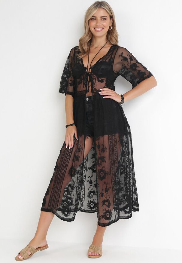 Born2be - Czarna Haftowana Narzutka z Siateczki z Krótkim Rękawem i Sznurkiem w Talii Cateia. Kolor: czarny. Długość rękawa: krótki rękaw. Długość: krótkie. Wzór: haft. Styl: boho, wakacyjny