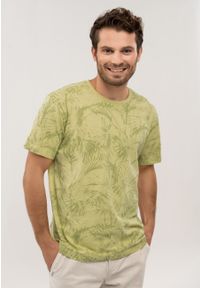 Volcano - T-shirt z wakacyjnym motywem, Comfort Fit, T-EXOTIC. Okazja: na co dzień. Materiał: materiał. Długość rękawa: krótki rękaw. Długość: krótkie. Wzór: nadruk. Styl: wakacyjny