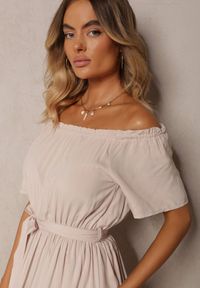 Renee - Beżowa Sukienka z Wiskozy Phoebiolea. Typ kołnierza: dekolt hiszpanka. Kolor: beżowy. Materiał: wiskoza. Wzór: gładki. Sezon: lato. Styl: wakacyjny. Długość: maxi