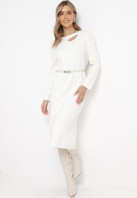 Born2be - Biała Sukienka Midi o Pudełkowym Fasonie z Wycięciem przy Dekolcie Diamantino. Kolor: biały. Styl: elegancki. Długość: midi #5