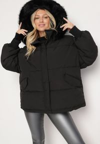 Born2be - Czarna Kurtka Oversize z Futrzanym Kapturem Vugovi. Kolor: czarny. Materiał: futro. Długość rękawa: długi rękaw. Długość: długie. Wzór: aplikacja. Sezon: zima #1