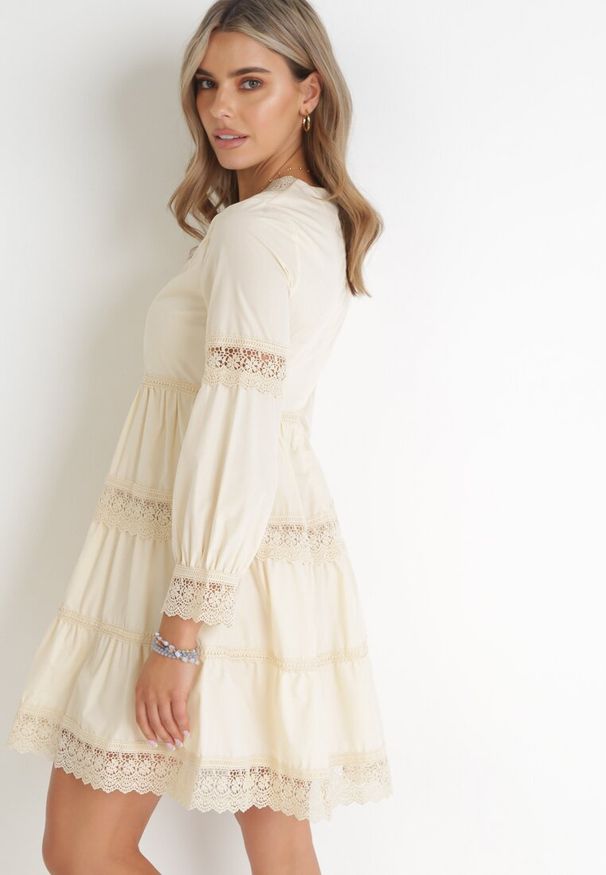 Born2be - Beżowa Sukienka Mini z Koronkowymi Wstawkami i Rozkloszowanym Dołem Femona. Okazja: na co dzień. Kolor: beżowy. Materiał: koronka. Typ sukienki: proste. Styl: casual. Długość: mini