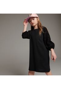 Reserved - Sukienka z dekoracyjnymi rękawami - Czarny. Kolor: czarny