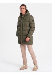Ombre Clothing - Długa zimowa kurtka męska pikowana o satynowym wykończeniu - khaki V1. Kolor: brązowy. Materiał: satyna. Długość: długie. Wzór: nadruk. Sezon: zima. Styl: elegancki #4