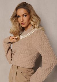 Renee - Ciemnobeżowy Sweterkowy Golf w Romby z Bufiastymi Rękawami i Perełkowym Naszyjnikiem Ravalia. Typ kołnierza: golf. Kolor: beżowy. Materiał: materiał. Wzór: aplikacja #7