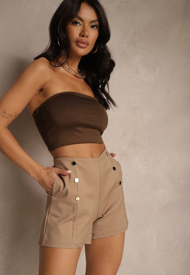 Renee - Ciemnobeżowe Bawełniane Szorty High Waist Ozdobione Guzikami Seporiae. Okazja: na co dzień. Stan: podwyższony. Kolor: beżowy. Materiał: bawełna. Wzór: aplikacja. Styl: klasyczny, elegancki, casual