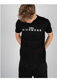 John Richmond T-Shirt "Tolima". Okazja: na co dzień. Materiał: bawełna. Długość rękawa: krótki rękaw. Długość: krótkie. Wzór: nadruk. Styl: casual