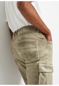 bonprix - Dłuższe bermudy bojówki w wygodnym fasonie z elastycznego materiału, regular fit. Kolor: zielony, beżowy. Materiał: materiał. Długość: długie #2