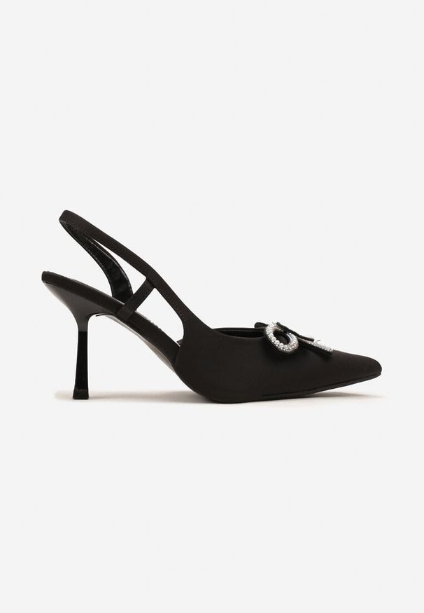 Renee - Czarne Szpilki Slingback z Satyny Zdobione Biżuteryjną Kokardą Tulorella. Okazja: na ślub cywilny, na wesele. Zapięcie: pasek. Kolor: czarny. Materiał: satyna. Wzór: aplikacja. Obcas: na szpilce. Styl: elegancki. Wysokość obcasa: średni
