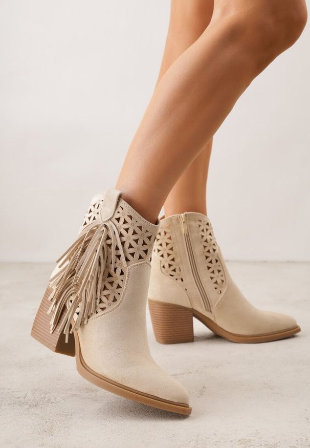 Born2be - Beżowe Botki Kowbojki na Stożkowym Obcasie z Ażurowym Wzorem i Eathetina. Okazja: na co dzień. Kolor: beżowy. Materiał: jeans. Wzór: ażurowy. Obcas: na obcasie. Styl: boho, casual, elegancki. Wysokość obcasa: średni