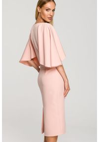Sukienki.shop - Sukienka elegancka ołówkowa z szerokimi rękawami pudrowa z pelerynką. Okazja: na wesele, na komunię, na ślub cywilny. Typ sukienki: ołówkowe. Styl: elegancki #3