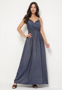Born2be - Granatowa Kopertowa Sukienka na Ramiączkach z Wiskozy Zdobiona Cyrkoniami Ararielle. Okazja: na spacer, na imprezę, na co dzień. Typ kołnierza: dekolt w kształcie V. Kolor: niebieski. Materiał: wiskoza. Długość rękawa: na ramiączkach. Wzór: aplikacja. Typ sukienki: kopertowe. Styl: casual, klasyczny #1