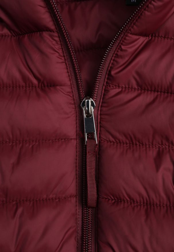 Born2be - Bordowa Klasyczna Kurtka Przejściowa z Pikowaniem i Odpinanym Kapturem Pretiella. Okazja: na co dzień, na spacer. Kolor: czerwony. Materiał: nylon, jeans. Styl: klasyczny