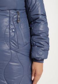 Born2be - Granatowa Kurtka z Kapturem Ozdobiona Przeszyciami ze Ściągaczami Ittasia. Okazja: na co dzień. Typ kołnierza: kaptur. Kolor: niebieski. Materiał: wełna, jeans. Wzór: aplikacja. Styl: casual, elegancki #7