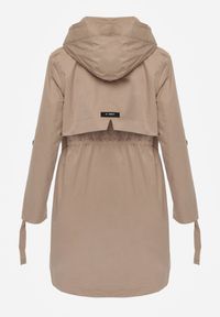 Renee - Brązowa Kurtka Przejściowa Typu Parka z Odpinanym Kapturem Ozdobiona Sznurkami Fallaiah. Okazja: na co dzień. Kolor: brązowy. Materiał: skóra. Wzór: aplikacja. Styl: casual #4