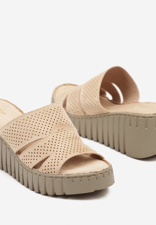 Born2be - Beżowe Klapki Vices na Koturnie z Perforacją Sarvelina. Okazja: na co dzień. Kolor: beżowy. Materiał: materiał. Obcas: na koturnie. Styl: elegancki, casual