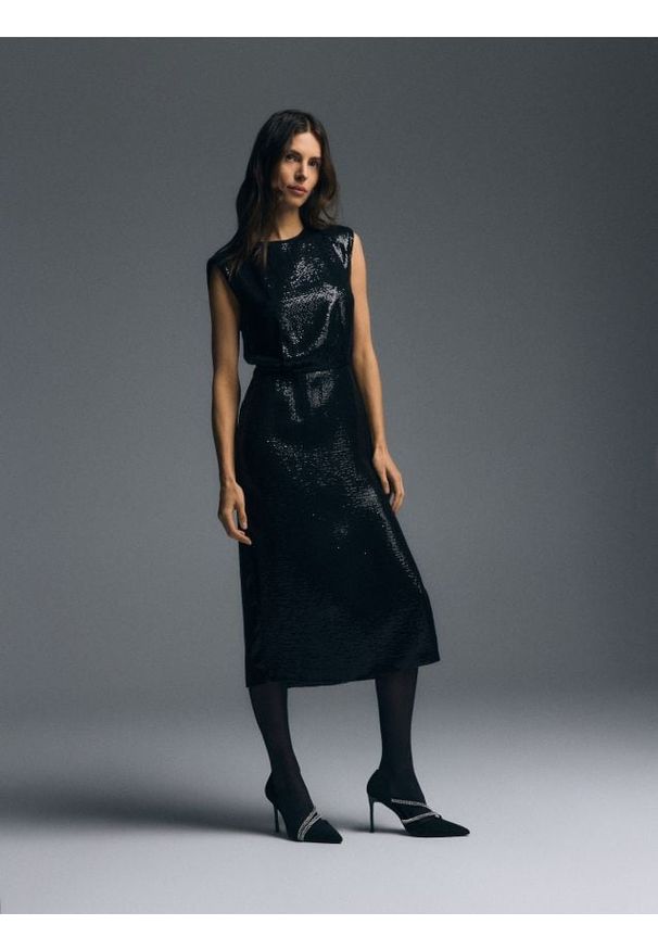 Reserved - Sukienka midi z cekinami - czarny. Kolor: czarny. Materiał: tkanina. Typ sukienki: proste. Długość: midi