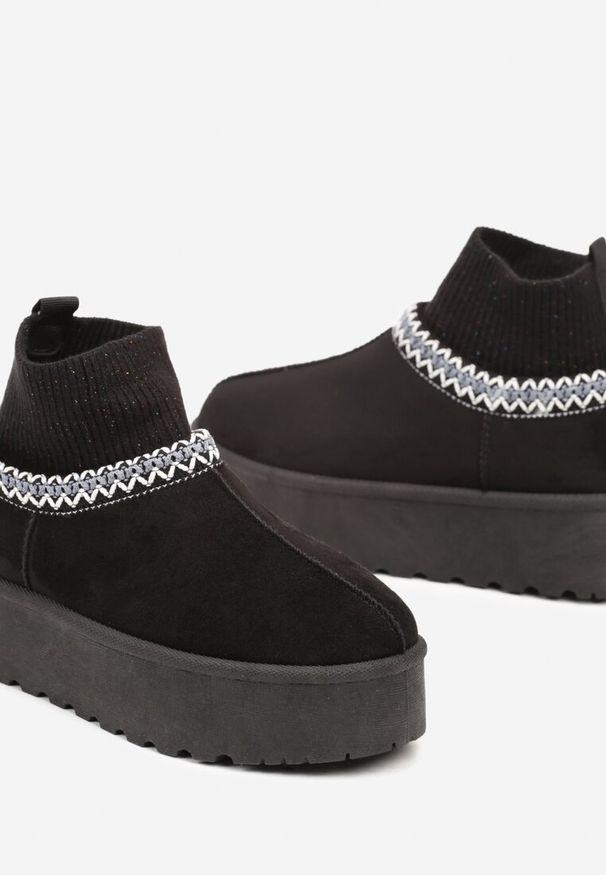 Renee - Czarne Śniegowce na Platformie Ozdobione Metaliczną Nicią i Skarpetową Cholewką Sinirae. Okazja: na co dzień. Kolor: czarny. Materiał: jeans. Szerokość cholewki: normalna. Wzór: aplikacja. Obcas: na platformie. Styl: elegancki, casual