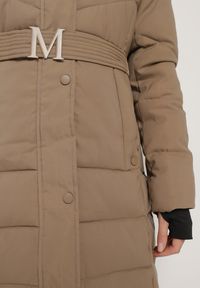 Born2be - Ciemnobeżowa Kurtka o Długim Fasonie z Paskiem i Odpinanym Futerkiem Delathra. Okazja: na co dzień, do pracy. Kolor: beżowy. Materiał: futro. Długość: długie. Styl: klasyczny, casual, elegancki #5