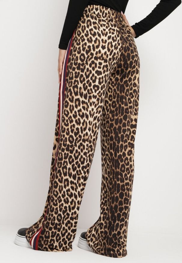 Born2be - Brązowo-Czerwone Szerokie Spodnie w Panterkę z Wiskozą i Gumką w Talii Ozdobione Lampasami Velonara. Okazja: na co dzień. Stan: podwyższony. Kolor: brązowy. Materiał: wiskoza. Wzór: motyw zwierzęcy, aplikacja. Styl: elegancki, casual