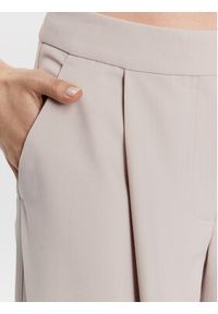 Calvin Klein Spodnie materiałowe K20K205861 Beżowy Relaxed Fit. Kolor: beżowy. Materiał: syntetyk