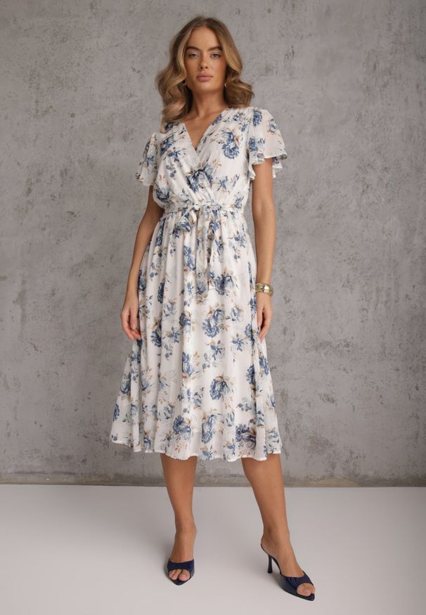 Renee - Niebieska Kopertowa Sukienka z Wiązaniem w Talii Zdobiona Brokatem Plumse. Okazja: na randkę. Kolor: niebieski. Wzór: aplikacja. Sezon: lato. Typ sukienki: kopertowe. Styl: glamour