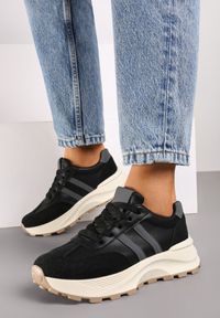 Renee - Czarne Sznurowane Sneakersy na Płaskiej Podeszwie Wykończone Ozdobnymi Paskami Navirina. Zapięcie: pasek. Kolor: czarny. Materiał: jeans. Wzór: paski. Obcas: na płaskiej podeszwie #4