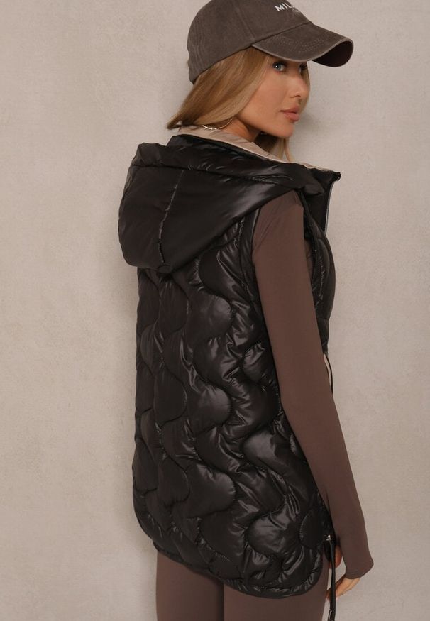 Renee - Czarna Kamizelka z Odpinanym Kapturem Ozdobnie Pikowana Silzeki. Okazja: na co dzień. Kolor: czarny. Materiał: materiał, jeans. Sezon: jesień, wiosna. Styl: elegancki, casual, klasyczny, sportowy