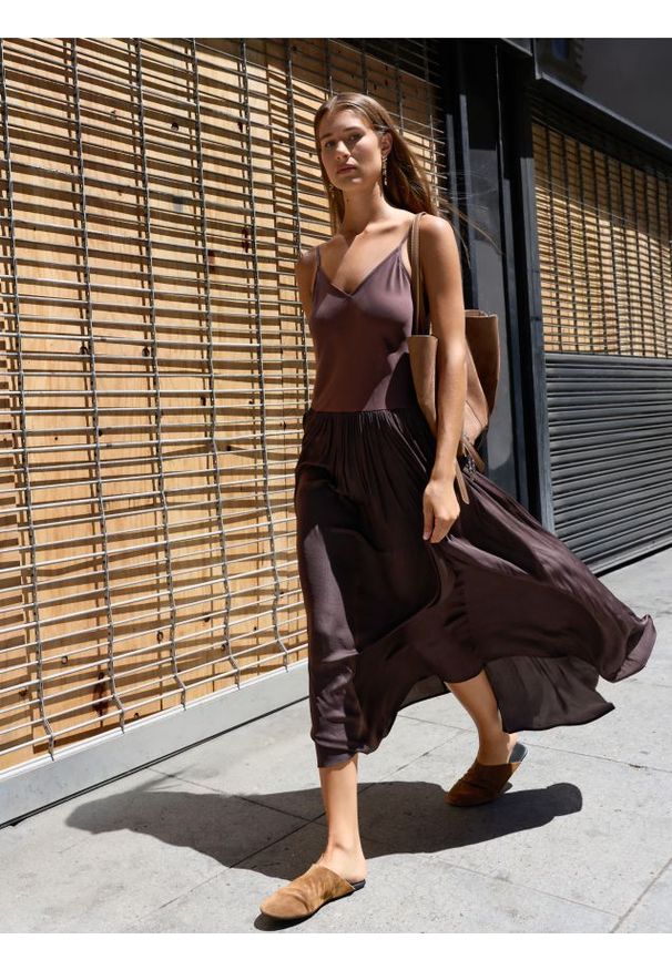 Reserved - Sukienka maxi - ciemnobrązowy. Kolor: brązowy. Materiał: tkanina. Długość: maxi