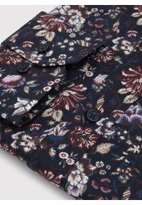 Pako Lorente - PAKO LORENTE – Granatowa koszula w kwiaty. Typ kołnierza: kołnierzyk klasyczny. Kolor: niebieski. Materiał: elastan, bawełna. Długość rękawa: długi rękaw. Długość: długie. Wzór: kwiaty. Styl: klasyczny #6
