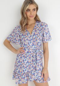 Born2be - Niebieska Sukienka Naririssa. Kolor: niebieski. Materiał: wiskoza, materiał. Wzór: kwiaty, nadruk. Typ sukienki: kopertowe. Styl: retro. Długość: mini #3