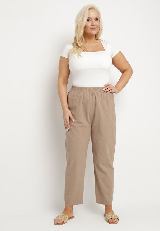Born2be - Ciemnobeżowe Klasyczne Spodnie Bawełniane z Gumką w Pasie Olozi. Okazja: na co dzień. Kolekcja: plus size. Kolor: beżowy. Materiał: bawełna. Styl: klasyczny