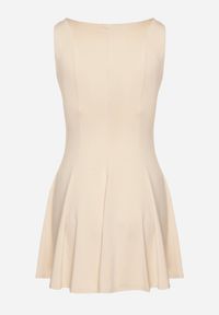 Born2be - Jasnobeżowa Sukienka z Wiskozą o Rozkloszowanym Kroju Bez Rękawów Nalomira. Okazja: na co dzień. Kolor: beżowy. Materiał: wiskoza. Długość rękawa: bez rękawów. Styl: elegancki, casual, klasyczny #5