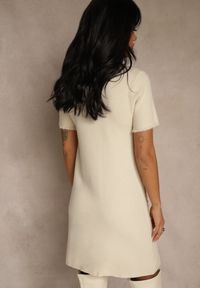 Renee - Jasnobeżowa Sweterkowa Sukienka Trapezowa z Perełkami przy Dekolcie i Kieszeniach Fenatusa. Okazja: na co dzień. Kolor: beżowy. Materiał: jeans. Typ sukienki: trapezowe. Styl: casual #3