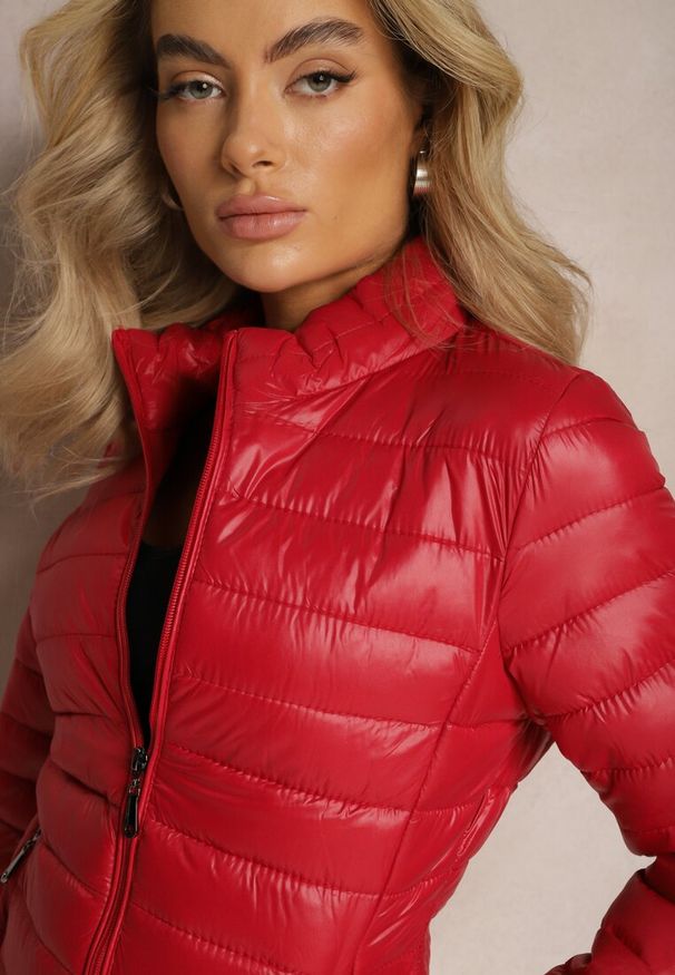 Renee - Czerwona Przejściowa Kurtka Pikowana z Zasuwanymi Kieszeniami Asethalia. Typ kołnierza: bez kaptura. Kolor: czerwony. Materiał: jeans. Wzór: aplikacja. Styl: klasyczny