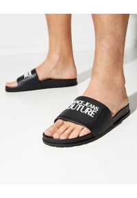 Versace Jeans Couture - VERSACE JEANS COUTURE - Czarne klapki z logo. Nosek buta: okrągły. Kolor: czarny. Obcas: na płaskiej podeszwie #1