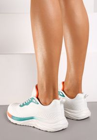 Born2be - Białe Płaskie Sznurowane Buty Sportowe Sneakersy Ozdobione Kolorowym Paskiem Risanny. Zapięcie: pasek. Kolor: biały. Wzór: aplikacja, kolorowy. Obcas: na płaskiej podeszwie #4