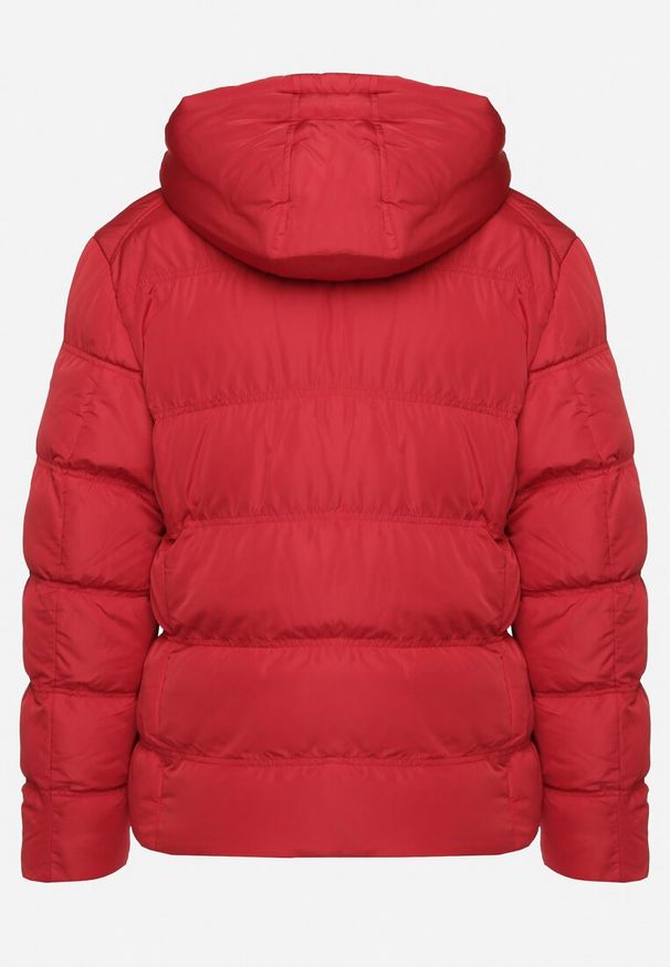Born2be - Czerwona Pikowana Kurtka z Odpinanym Kapturem i Kieszonką na Rękawie Vamiena. Okazja: na co dzień. Kolor: czerwony. Styl: klasyczny, elegancki, casual