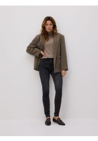 Reserved - Jeansy slim z dłuższą nogawką - szary. Kolor: szary. Długość: długie