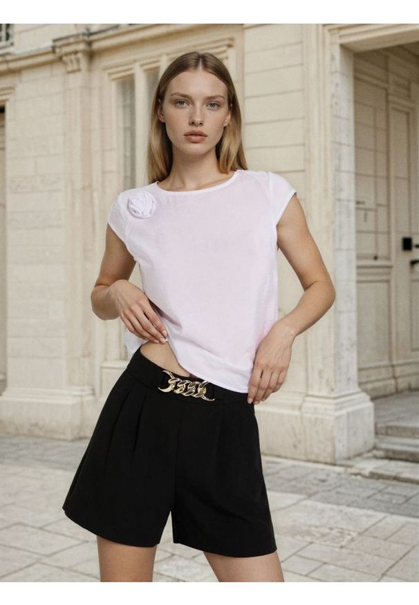 Sinsay - Eleganckie szorty z zakładkami i dekoracyjnym złotym detalem - czarny. Kolor: czarny. Styl: elegancki