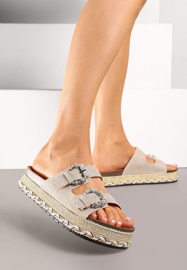 Born2be - Ciemnobeżowe Klapki na Grubej Podeszwie z Cyrkoniowymi Klamrami Zarianelle. Kolor: beżowy