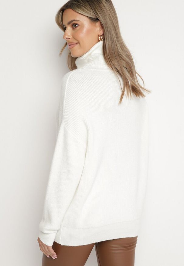 Born2be - Biały Golf o Klasycznym Kroju z Kaszmirem Azifra. Okazja: na spotkanie biznesowe. Typ kołnierza: golf. Kolor: biały. Materiał: kaszmir. Wzór: aplikacja. Styl: klasyczny