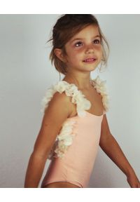 LA REVECHE KIDS - Jasnoróżowy strój kąpielowy z ozdobą. Kolor: wielokolorowy, różowy, fioletowy. Materiał: szyfon, poliamid, elastan, tkanina. Wzór: aplikacja