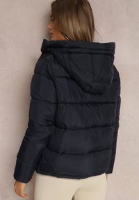 Renee - Granatowa Kurtka Puffer Pikowana z Kapturem Mullen. Typ kołnierza: kaptur. Kolor: niebieski. Materiał: jeans. Długość rękawa: długi rękaw. Długość: długie. Sezon: jesień, zima #3