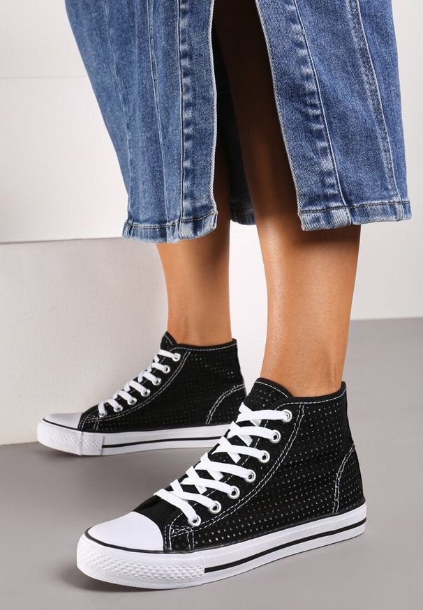 Born2be - Czarne Trampki na Płaskiej Podeszwie za Kostkę z Perforacją Xelagia. Wysokość cholewki: za kostkę. Kolor: czarny. Obcas: na płaskiej podeszwie