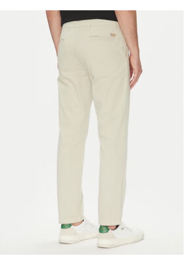 BOSS Chinosy 50534378 Beżowy Regular Fit. Kolor: beżowy. Materiał: bawełna